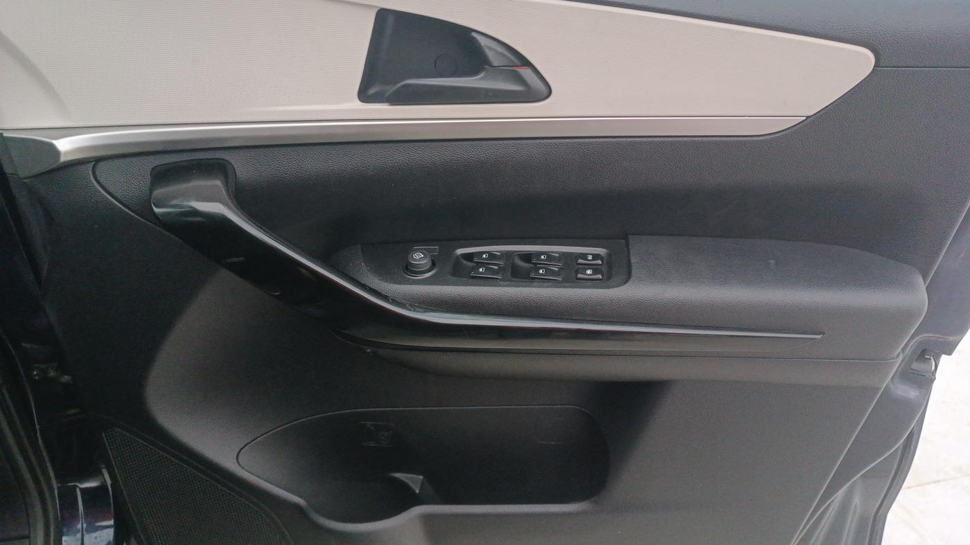 2022 Mahindra XUV700 AX 5 D AT 5 STR, Diesel, Automatic, 81,727 km, Driver Side Door Panels Control