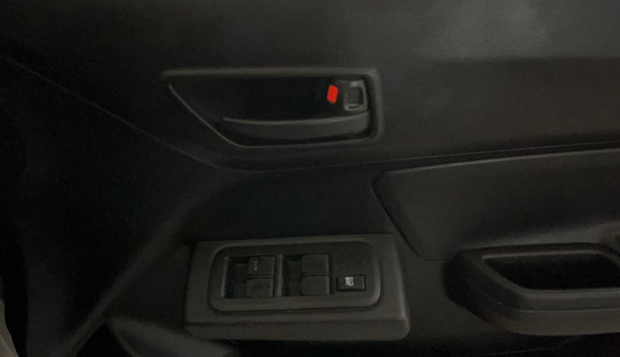 2021 Maruti Swift LXI, Petrol, Manual, 26,099 km, Driver Side Door Panels Control