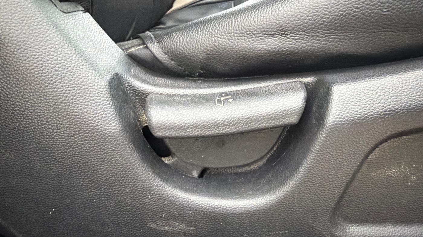 2015 Hyundai Elite i20 MAGNA 1.2, CNG, Manual, 54,402 km, Driver Side Adjustment Panel