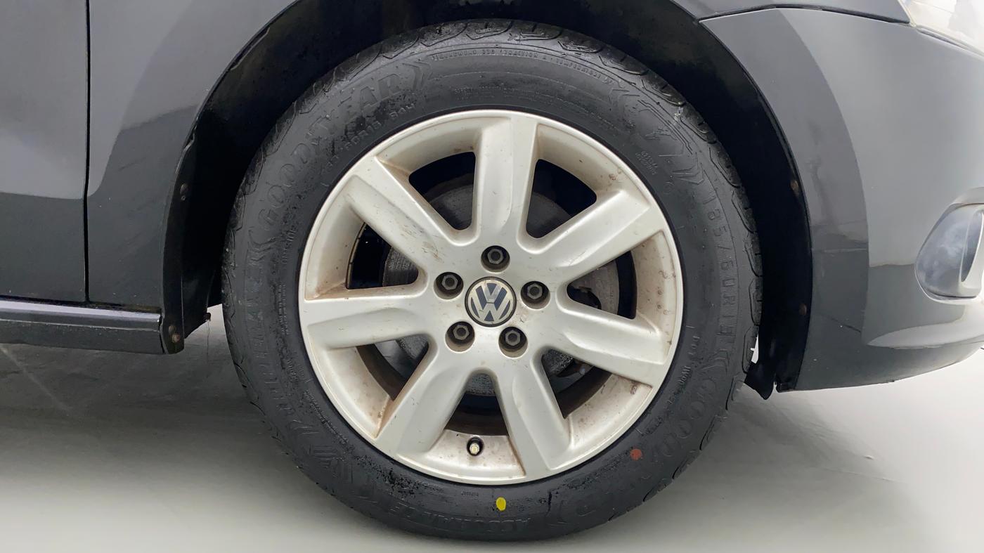 2011 Volkswagen Vento HIGHLINE PETROL, Petrol, Manual, 28,489 km, Right Front Wheel