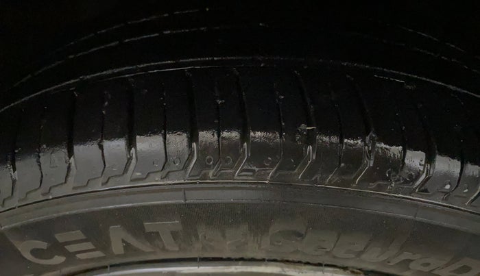 2021 Hyundai NEW I20 SPORTZ 1.2 AT, Petrol, Automatic, 32,918 km, Left Front Tyre Tread