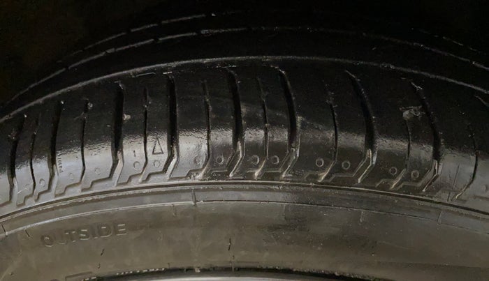 2021 Hyundai NEW I20 SPORTZ 1.2 AT, Petrol, Automatic, 32,918 km, Right Front Tyre Tread