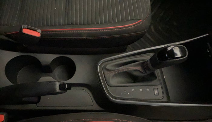 2021 Hyundai NEW I20 SPORTZ 1.2 AT, Petrol, Automatic, 32,918 km, Gear Lever