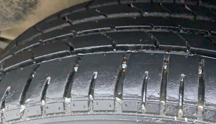 2014 Hyundai Xcent S 1.2, Petrol, Manual, 1,01,135 km, Left Rear Tyre Tread
