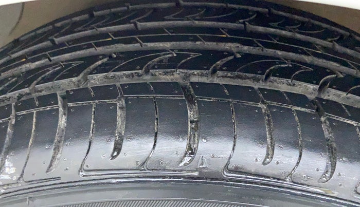 2014 Hyundai Xcent S 1.2, Petrol, Manual, 1,01,135 km, Left Front Tyre Tread