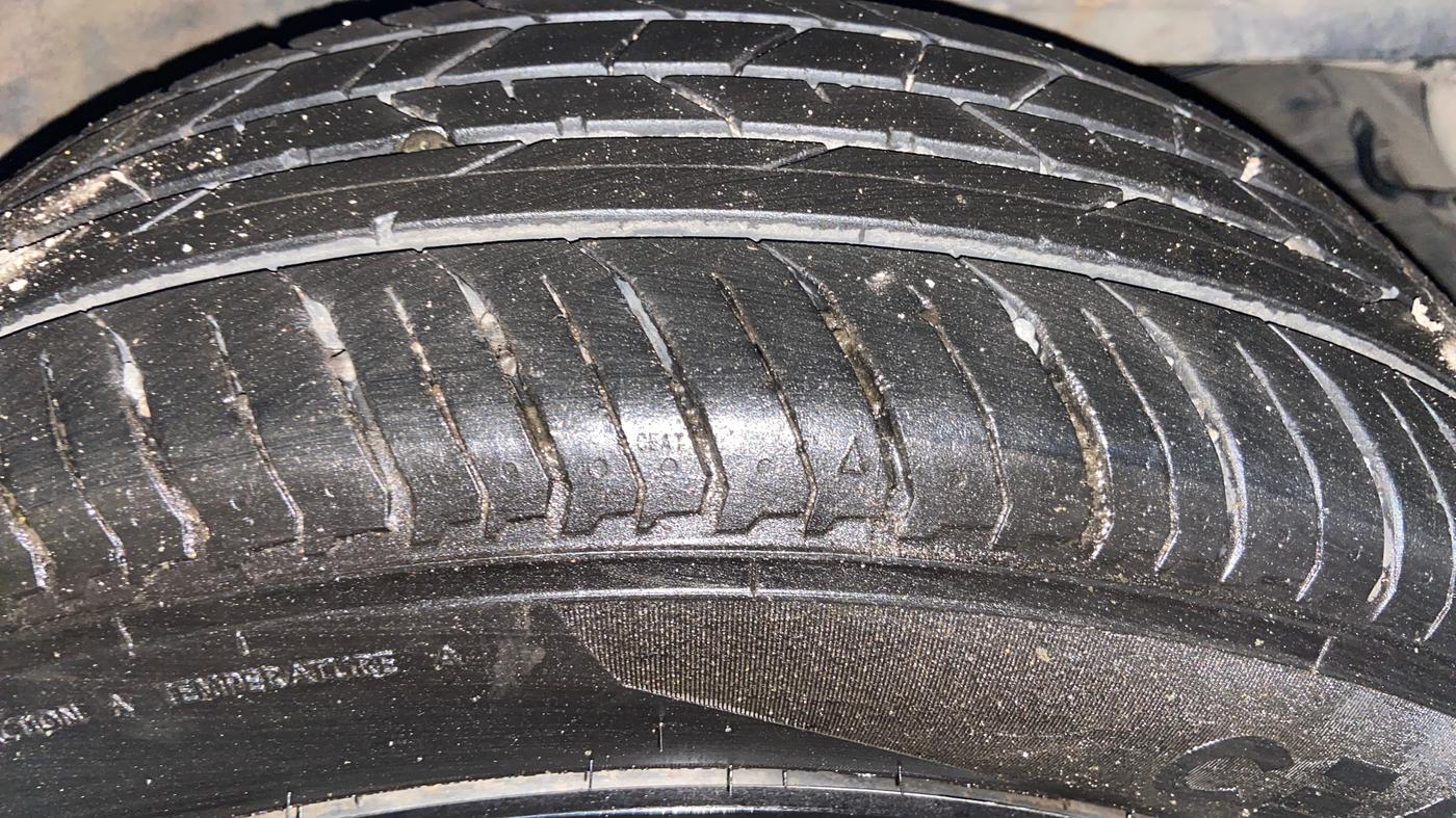 2018 Tata NEXON XM PETROL, CNG, Manual, 94,517 km, Right Front Tyre Tread