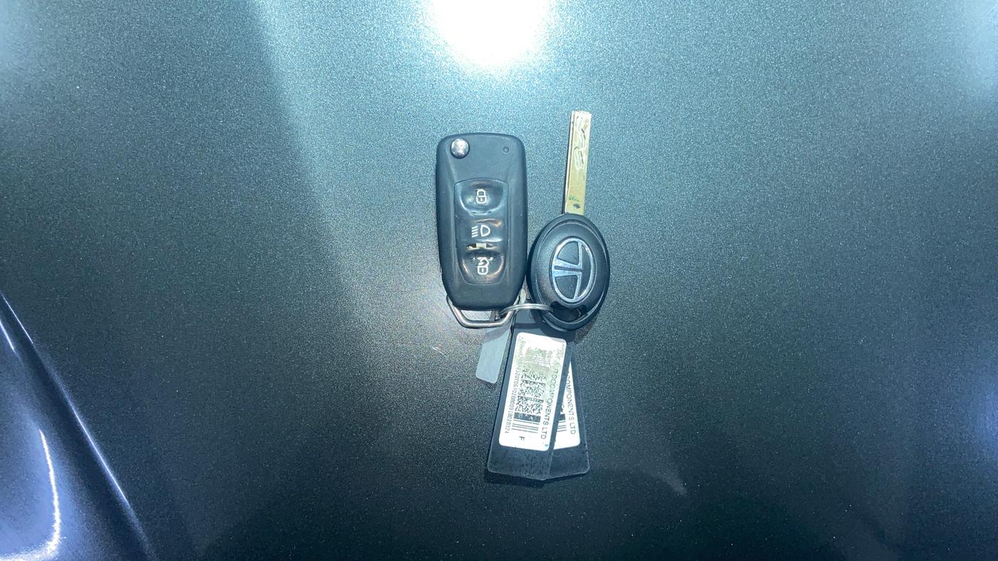 2018 Tata NEXON XM PETROL, CNG, Manual, 94,517 km, Key Close Up