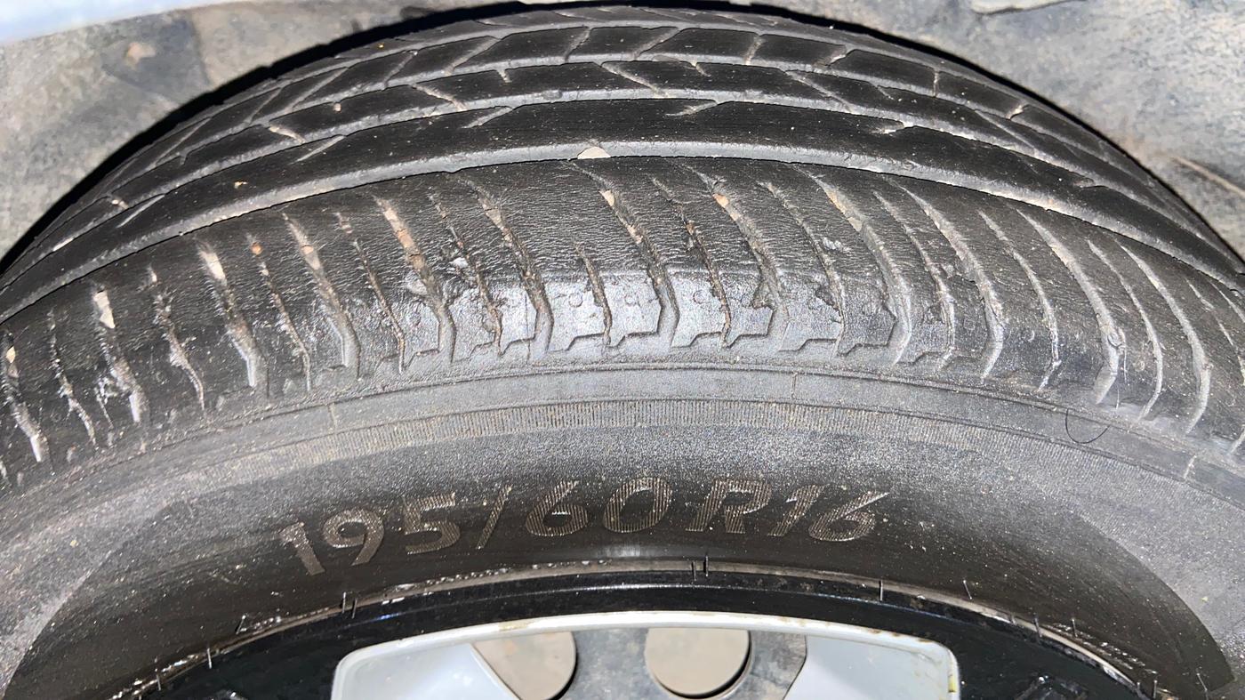 2018 Tata NEXON XM PETROL, CNG, Manual, 94,517 km, Right Rear Tyre Tread