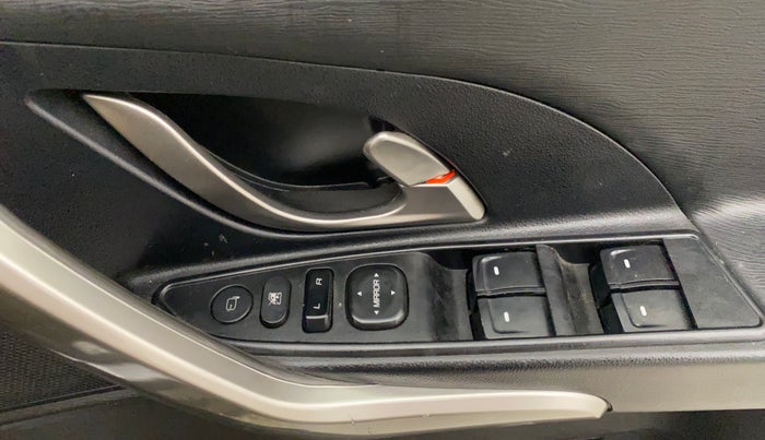 2018 Mahindra XUV500 W9, Diesel, Manual, 95,179 km, Driver Side Door Panels Control