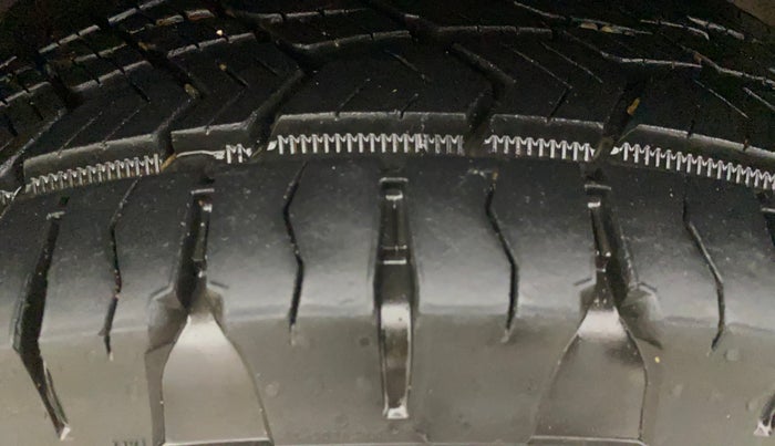 2018 Mahindra XUV500 W9, Diesel, Manual, 95,179 km, Right Front Tyre Tread