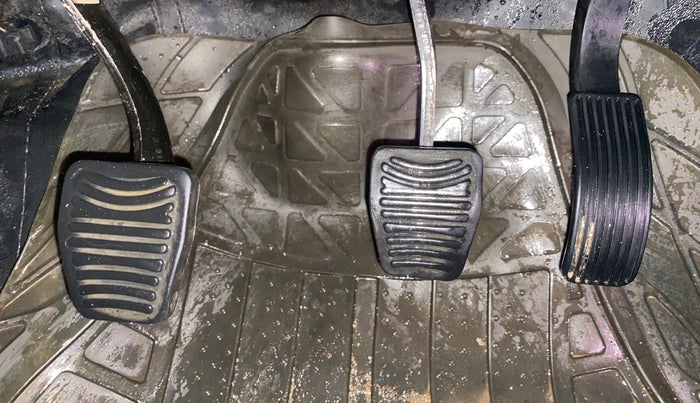 2018 Mahindra XUV500 W9, Diesel, Manual, 95,179 km, Pedals