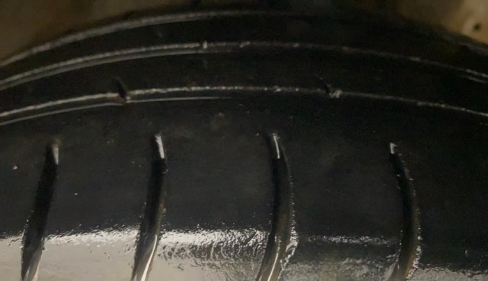 2014 Hyundai Eon D-LITE+, Petrol, Manual, 84,097 km, Right Front Tyre Tread