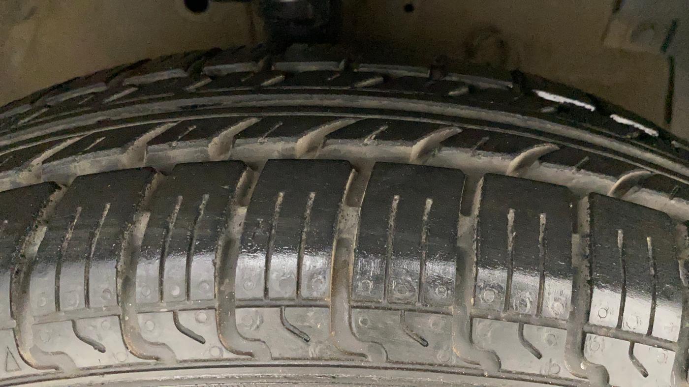 2016 Maruti Swift VXI, Petrol, Manual, 41,009 km, Right Front Tyre Tread