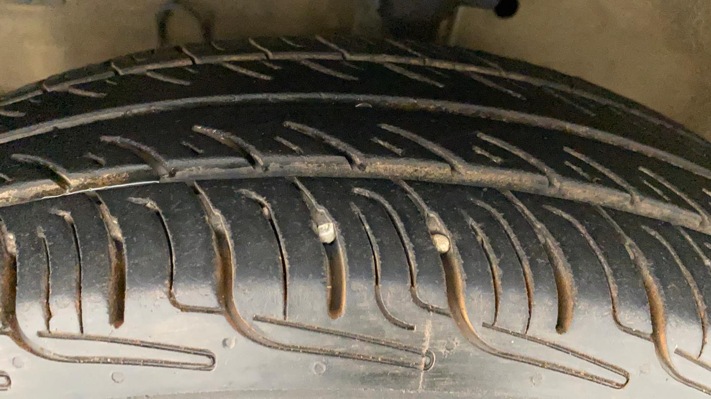 2015 Maruti Swift VXI, Petrol, Manual, 1,16,985 km, Left Front Tyre Tread