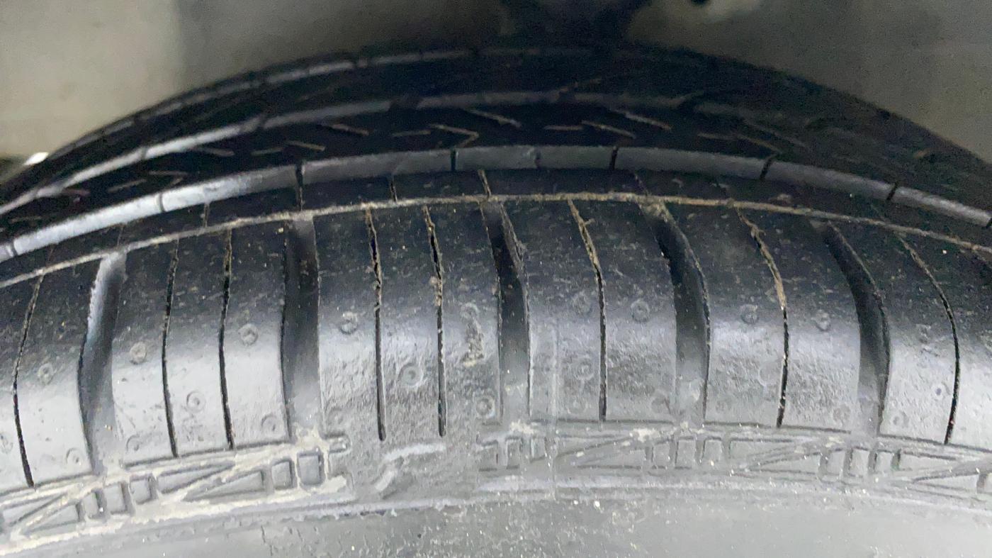 2018 Hyundai Eon MAGNA PLUS, Petrol, Manual, 15,795 km, Left Front Tyre Tread
