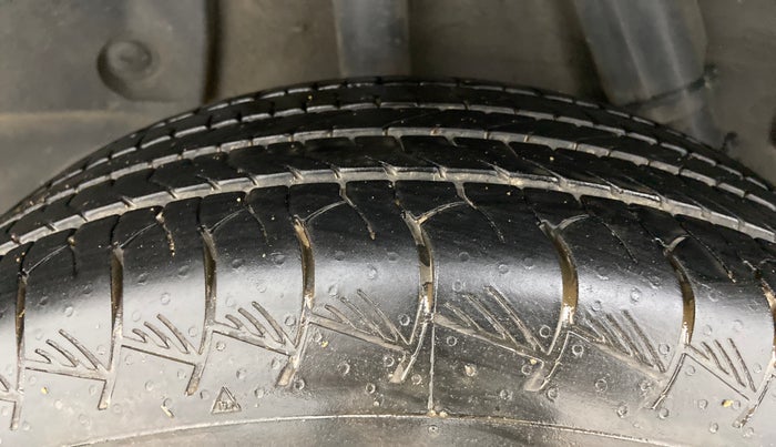 2018 Renault Duster 85 PS RXS MT DIESEL, Diesel, Manual, 1,00,039 km, Right Rear Tyre Tread