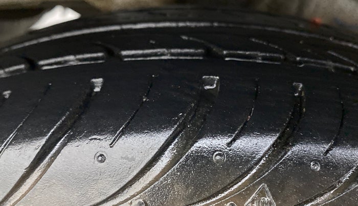 2018 Hyundai Eon MAGNA + AIRBAG, Petrol, Manual, 33,070 km, Left Rear Tyre Tread