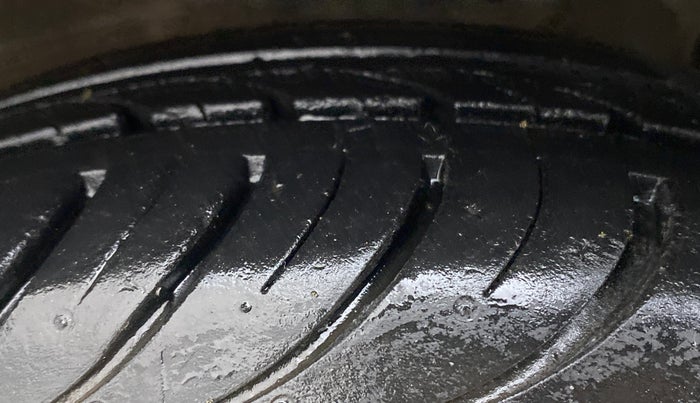 2018 Hyundai Eon MAGNA + AIRBAG, Petrol, Manual, 33,070 km, Right Front Tyre Tread