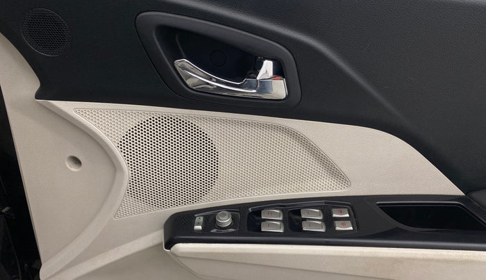 2021 Mahindra XUV300 W8 (O) 1.2 PETROL, Petrol, Manual, 59,351 km, Driver Side Door Panels Control