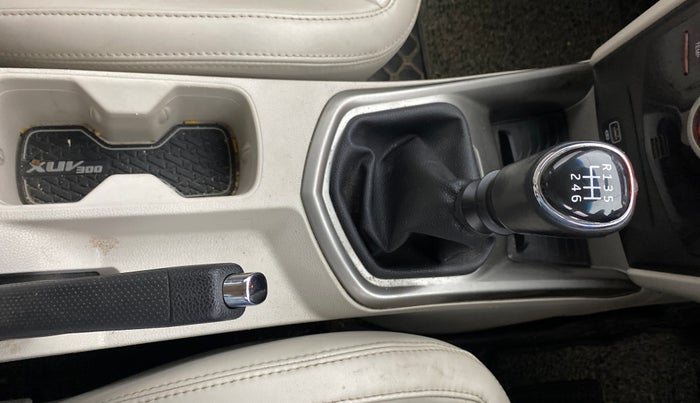 2021 Mahindra XUV300 W8 (O) 1.2 PETROL, Petrol, Manual, 59,351 km, Gear Lever