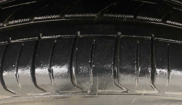 2021 Mahindra XUV300 W8 (O) 1.2 PETROL, Petrol, Manual, 59,351 km, Left Front Tyre Tread