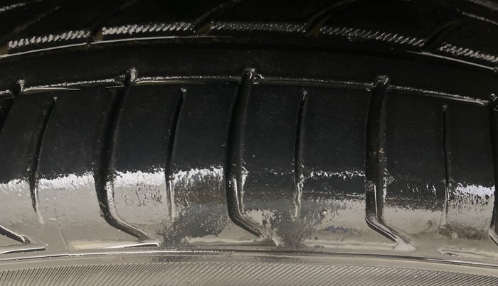 2021 Mahindra XUV300 W8 (O) 1.2 PETROL, Petrol, Manual, 59,351 km, Right Front Tyre Tread