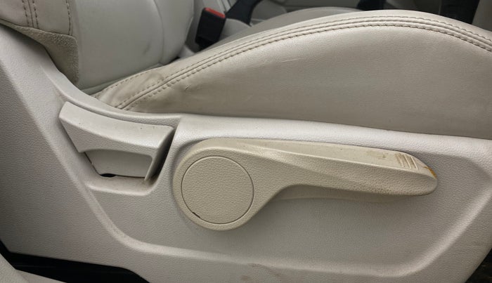 2021 Mahindra XUV300 W8 (O) 1.2 PETROL, Petrol, Manual, 59,351 km, Driver Side Adjustment Panel