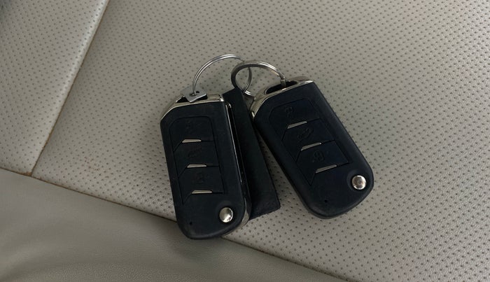 2021 Mahindra XUV300 W8 (O) 1.2 PETROL, Petrol, Manual, 59,351 km, Key Close Up