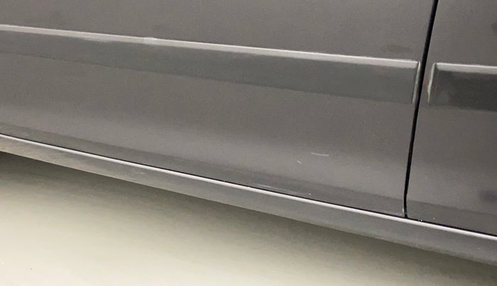 2015 Maruti Swift VXI, Petrol, Manual, 71,706 km, Front passenger door - Slightly dented
