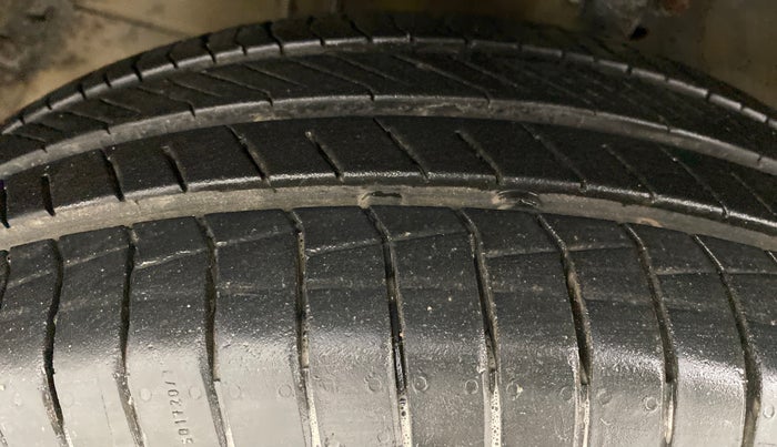2015 Maruti Swift VXI D, Petrol, Manual, 61,014 km, Left Front Tyre Tread