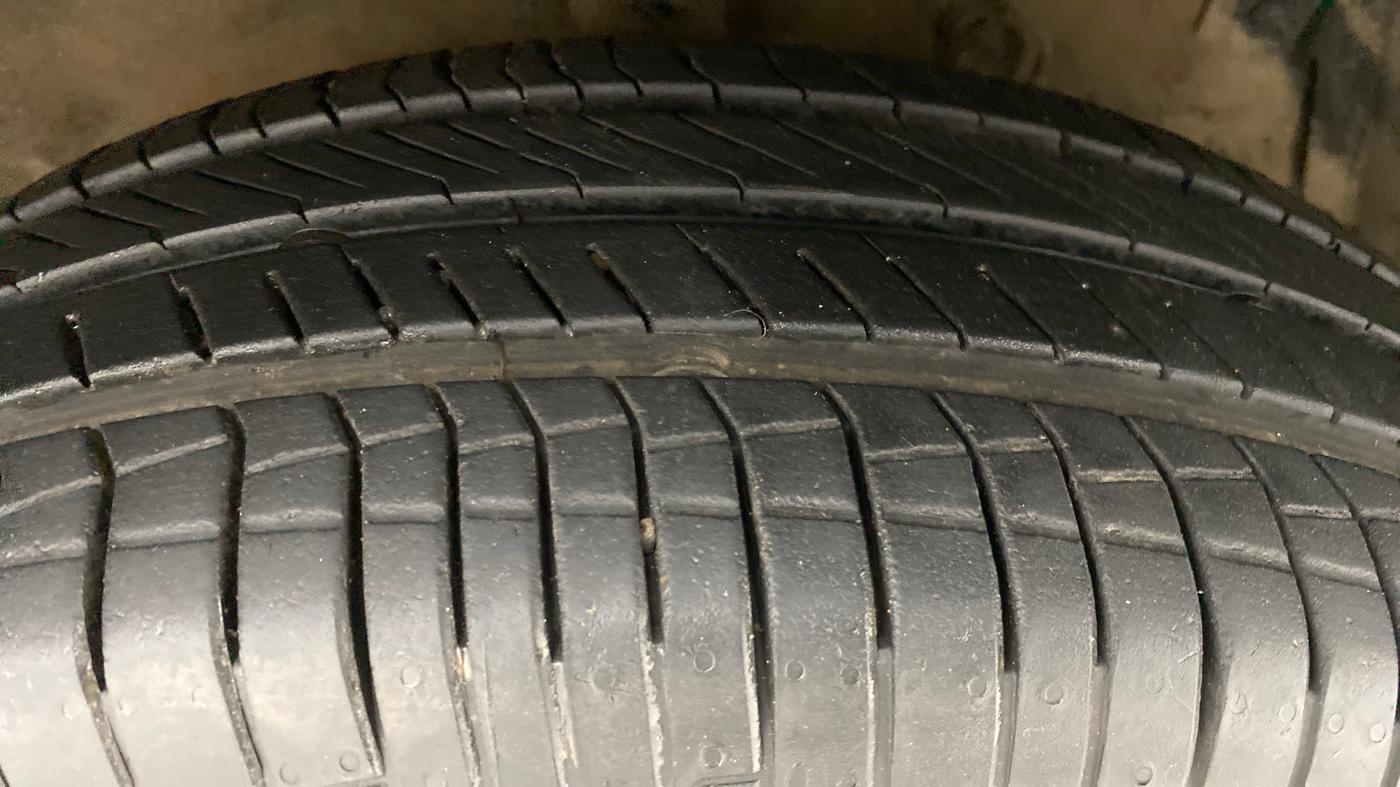 2015 Maruti Swift VXI D, Petrol, Manual, 61,014 km, Right Front Tyre Tread