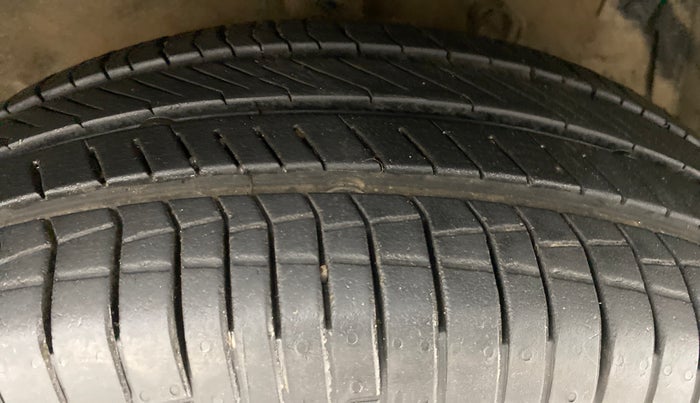 2015 Maruti Swift VXI D, Petrol, Manual, 61,014 km, Right Front Tyre Tread