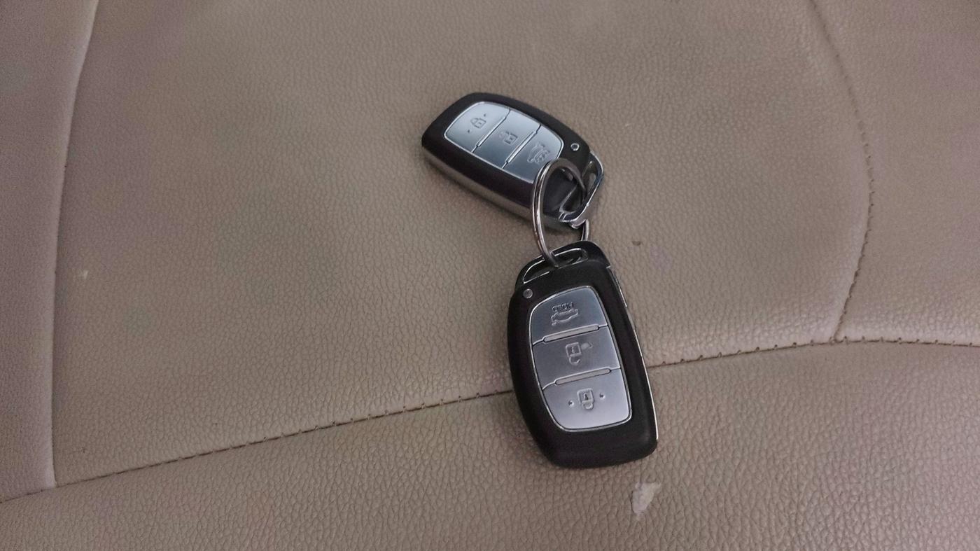 2016 Hyundai Grand i10 ASTA AT 1.2 KAPPA VTVT, Petrol, Automatic, 46,970 km, Key Close Up