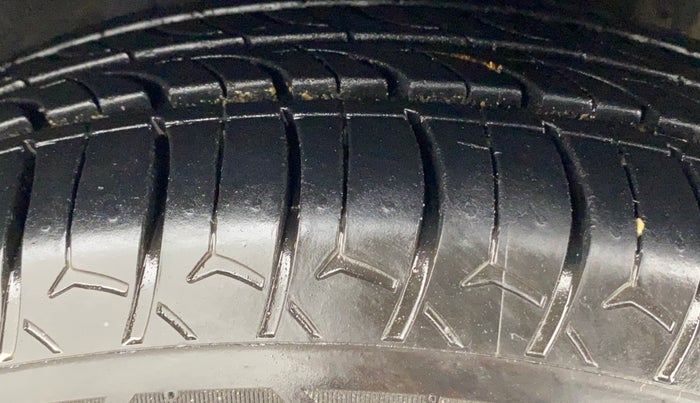 2015 Hyundai Xcent S 1.2, Petrol, Manual, 1,03,471 km, Right Front Tyre Tread
