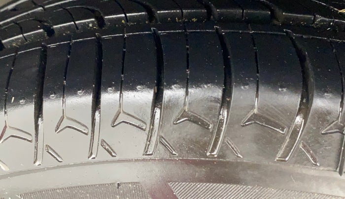 2015 Hyundai Xcent S 1.2, Petrol, Manual, 1,03,471 km, Right Rear Tyre Tread