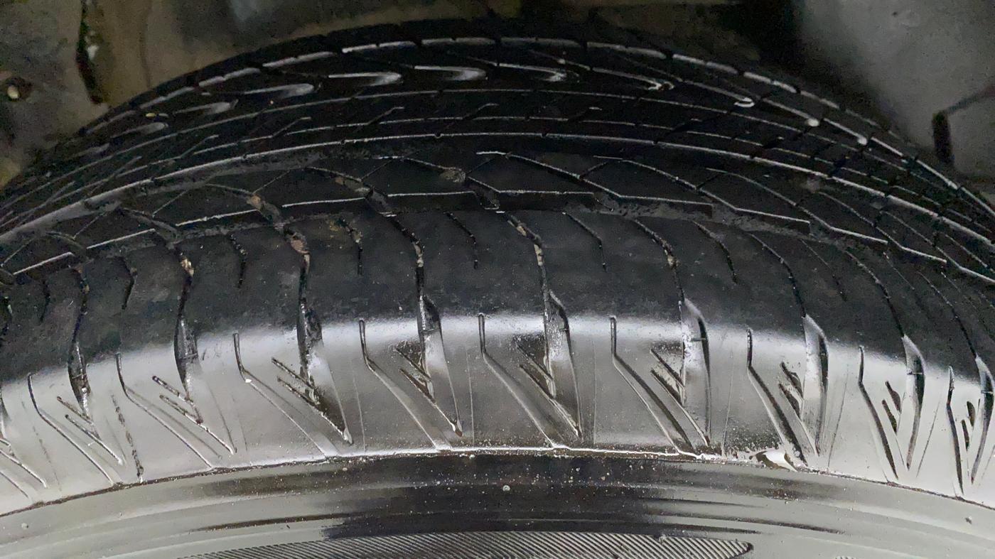 2021 Mahindra XUV500 W11 AT, Diesel, Automatic, 8,732 km, Right Front Tyre Tread