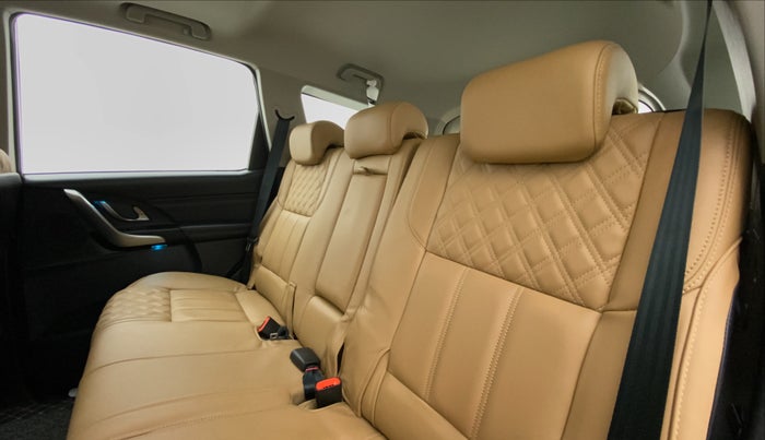 2021 Mahindra XUV500 W11 AT, Diesel, Automatic, 8,732 km, Right Side Rear Door Cabin