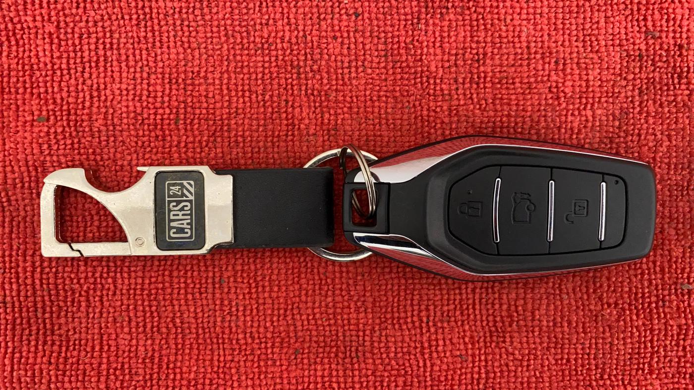 2021 Mahindra XUV500 W11 AT, Diesel, Automatic, 8,732 km, Key Close Up