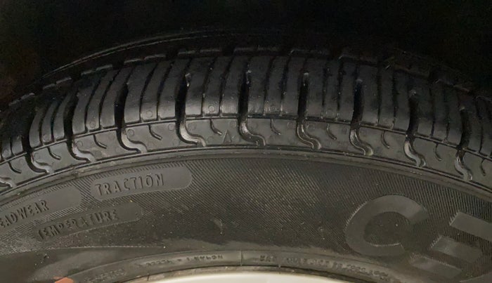 2014 Hyundai i10 SPORTZ 1.1, Petrol, Manual, 34,972 km, Right Front Tyre Tread