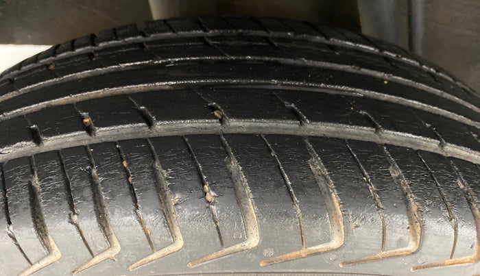 2016 Renault Kwid 1.0 RXT Opt AT, Petrol, Automatic, 46,803 km, Right Rear Tyre Tread