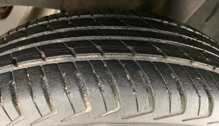 2016 Renault Kwid 1.0 RXT Opt AT, Petrol, Automatic, 46,803 km, Left Rear Tyre Tread