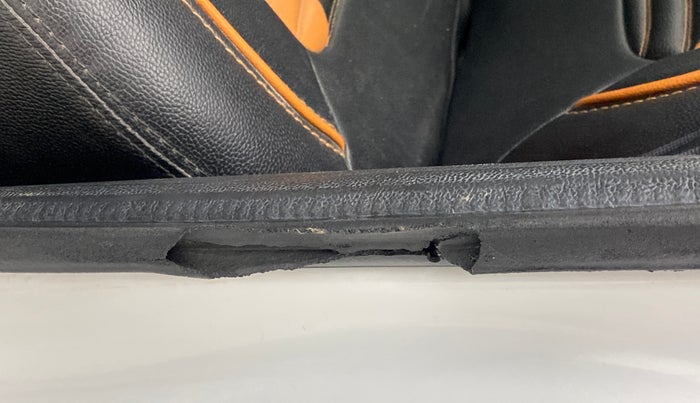 2016 Renault Kwid 1.0 RXT Opt AT, Petrol, Automatic, 46,803 km, Rear left door - Beading has minor damage