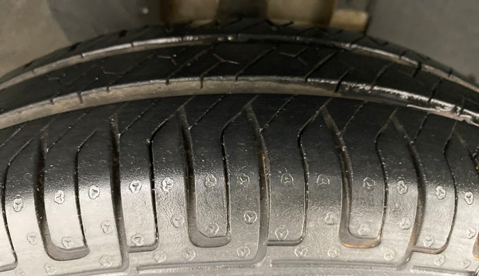 2016 Renault Kwid 1.0 RXT Opt AT, Petrol, Automatic, 46,803 km, Right Front Tyre Tread
