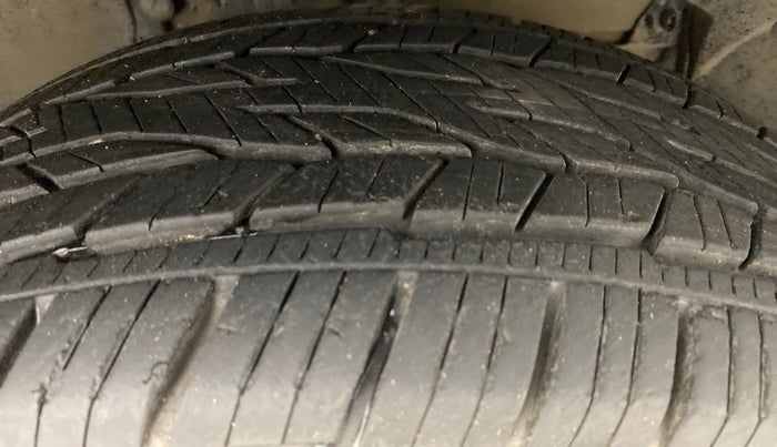 2014 Renault Duster RXL PLUS DIESEL 85, Diesel, Manual, 68,607 km, Right Front Tyre Tread