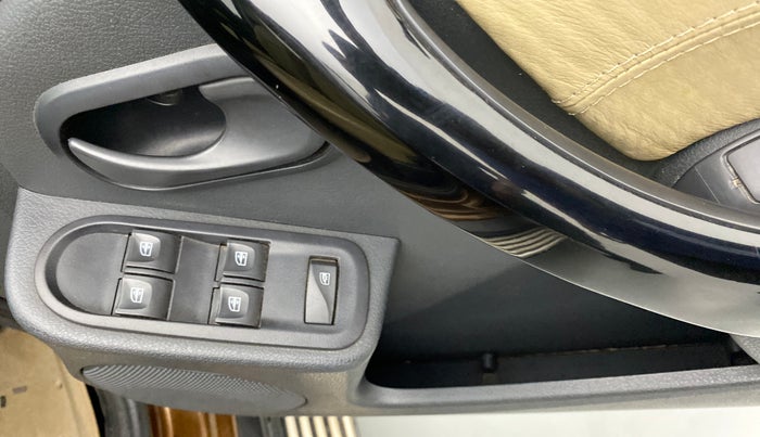 2014 Renault Duster RXL PLUS DIESEL 85, Diesel, Manual, 68,607 km, Right front window switch / handle - Master window function not working