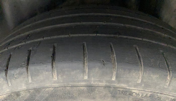 2017 Maruti Ciaz ALPHA 1.4 PETROL, Petrol, Manual, 77,367 km, Left Rear Tyre Tread
