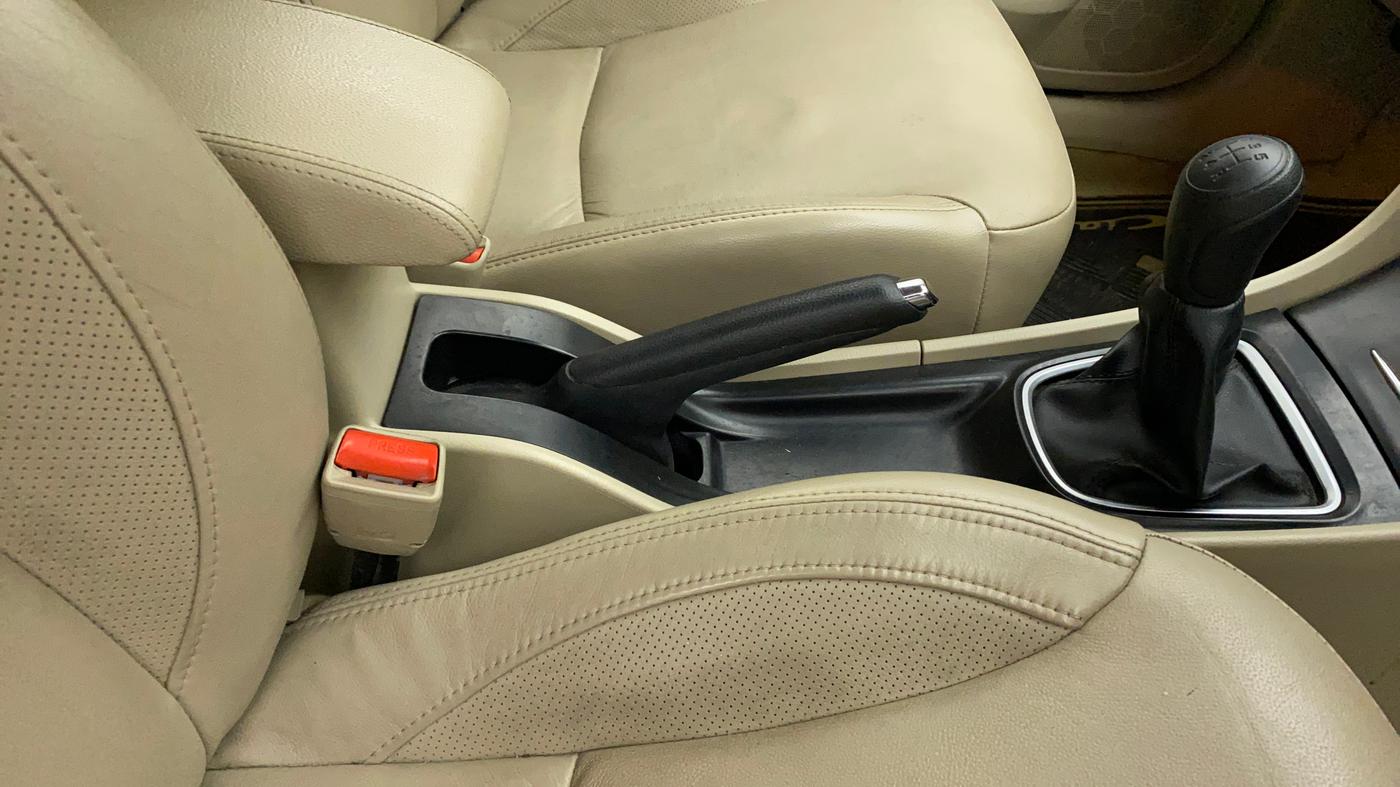 2017 Maruti Ciaz ALPHA 1.4 PETROL, Petrol, Manual, 77,367 km, Gear Lever