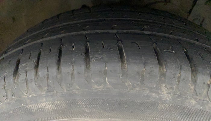 2017 Maruti Ciaz ALPHA 1.4 PETROL, Petrol, Manual, 77,367 km, Right Front Tyre Tread