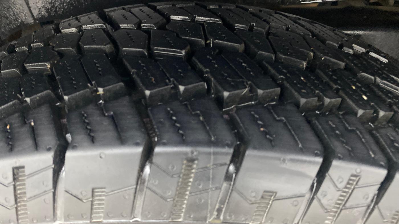 2017 Mahindra TUV300 T8 AMT, Diesel, Automatic, 66,786 km, Right Rear Tyre Tread
