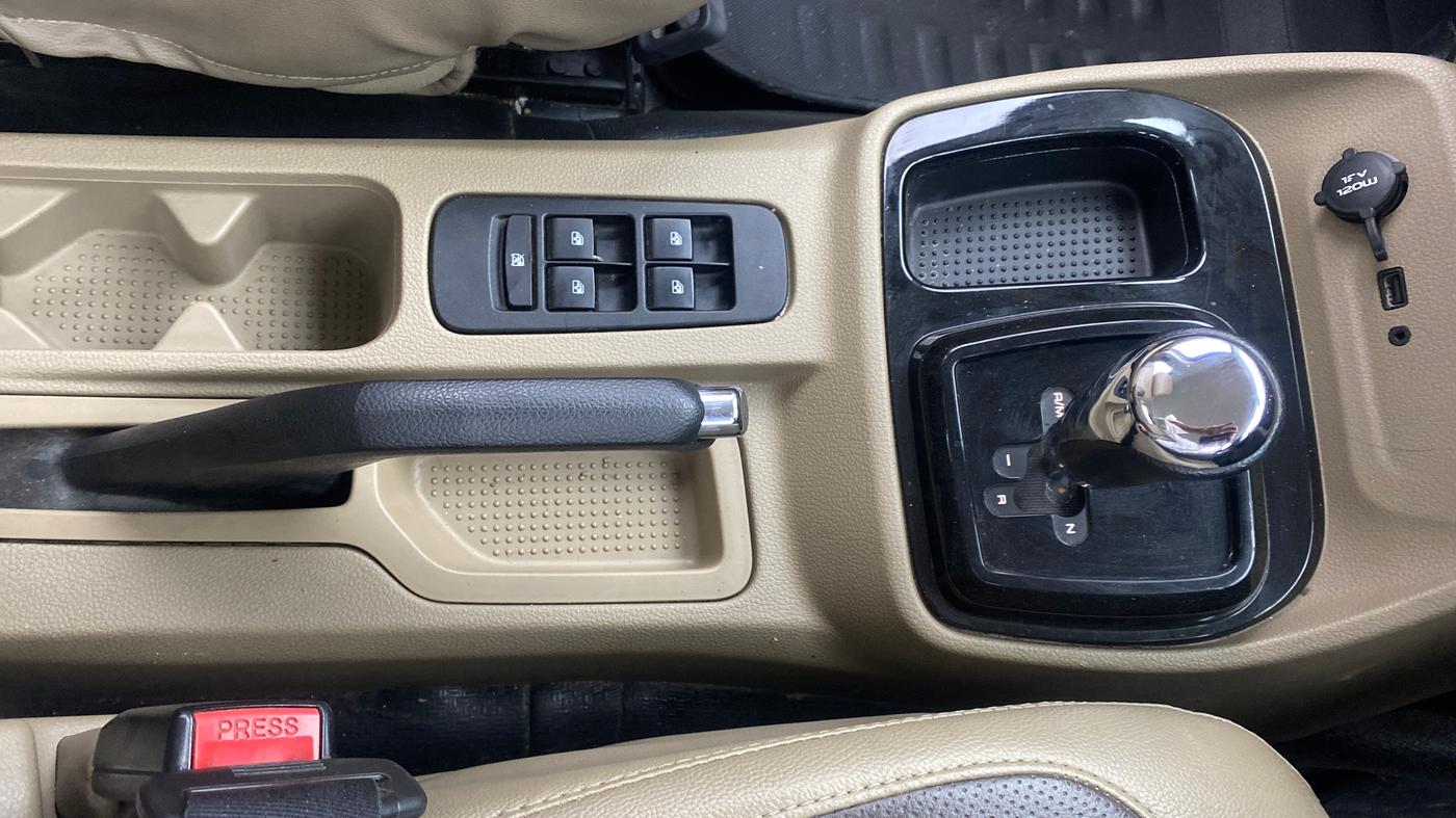 2017 Mahindra TUV300 T8 AMT, Diesel, Automatic, 66,786 km, Gear Lever